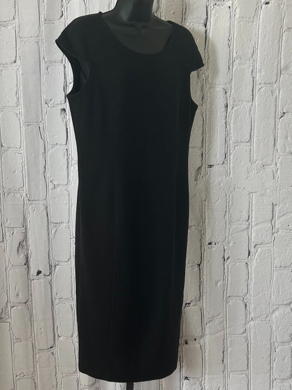 Armani Collezioni | Black Cap-Sleeve Sheath Dress - Picture 2 of 16